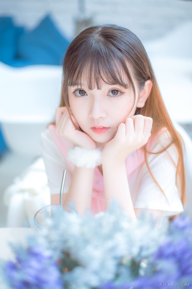 花一些时间，总会看清一些事。经历一些事情，总会看清一些人。不管爱情友情亲情，都是易碎品，一旦出现过裂缝，便很难恢复原貌；不论是谁对不起谁，那裂缝都如同两面刃，一面伤人一面伤己。一些事情，当我们年轻的时候，无法懂得，当我们懂得的时候，已不再年轻。